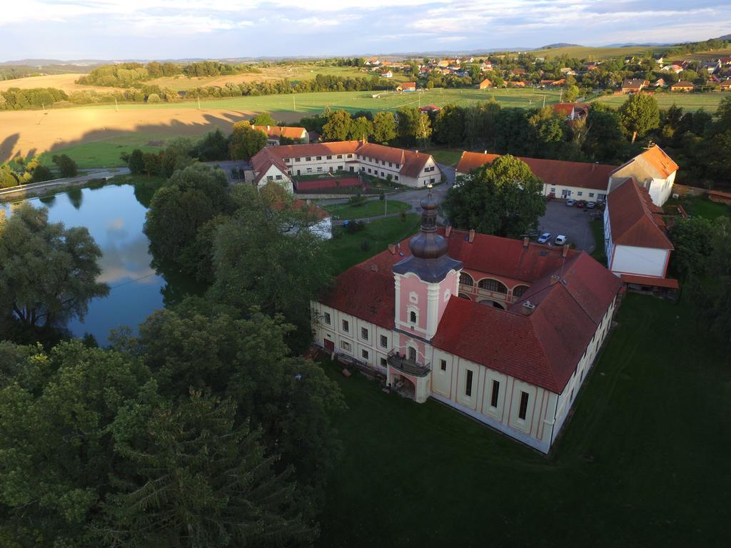 Penzion Zamek Lesany Netvorice Экстерьер фото